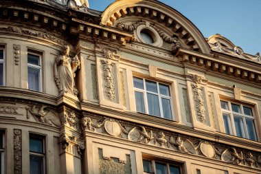 Binanın bir sürü penceresi ve dışarıda bir sürü detayı var. Çok eski ve uzun bir geçmişi var.