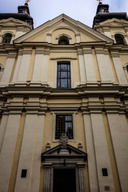 Bina, çan kulesi olan büyük, beyaz bir kilise. Pencereler büyük ve bina çok yüksek.