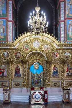 Kilise altın ve maviyle süslenmiş. Altın duvarlarda, mavi de sunakta.