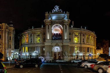 Geniş kemerli büyük bir bina ve üzerinde 