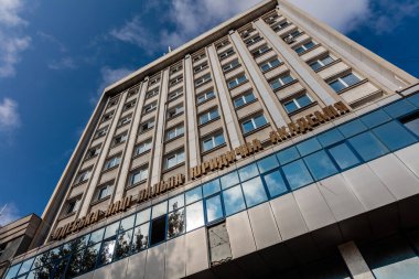 Bir sürü penceresi olan büyük bir bina ve 