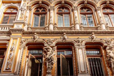 Binanın bir sürü penceresi ve dışarıda bir sürü detayı var. Eski görünüyor ve uzun bir geçmişi var.