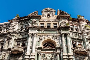 Bina eski ve çok fazla hasar var. Pencereler kırık ve bina bakımsız durumda.