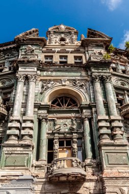 Bina eski ve çok fazla hasar var. Pencereler kırık ve bina bakımsız durumda.