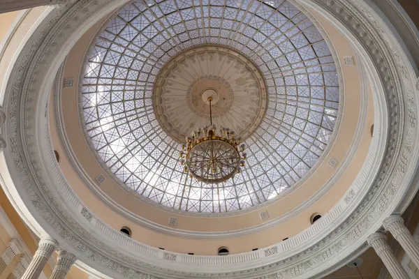 Büyük, süslü bir avize büyük beyaz bir kubbenin tavanında asılı. Avize, parlak bir cam kubbeyle çevrili. Işığın içeri girmesini ve odayı aydınlatmasını sağlıyor.