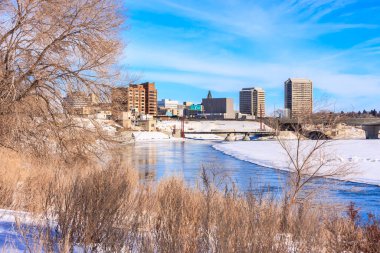 İçinden nehir akan bir şehir. Nehir dondu ve şehir arka planda.