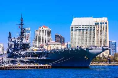 Büyük bir donanma gemisi büyük bir otelin önüne demirledi. Geminin adı USS Hallowell.