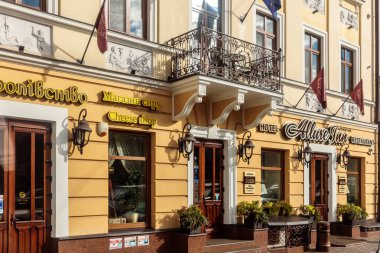 Balkonlu bir otel ve üzerinde 