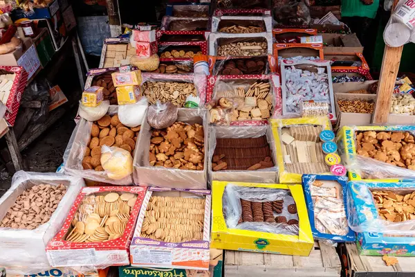 Çeşitli kurabiye ve diğer atıştırmalıklar kutular ve çantalarda sergilenir. Kutuların boyutları ve renkleri farklıdır, ve aperatifler onları kolayca görülebilecek şekilde düzenlenmiştir.