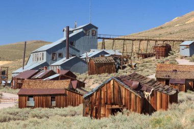 Birkaç eski bina ve büyük, paslı, eski bir bina olan küçük bir kasaba. Binalar ahşaptan yapılmış ve kırsal ve eski moda bir görünüme sahip. Kasaba çimenlik bir alanla çevrilidir.