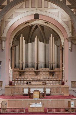 Kilise organı çok sayıda borusu ve zengin, derin sesi olan güzel ve tarihi bir enstrümandır. Kilisenin merkezinde yer alır, sıralar ve kürsü ile çevrilidir.