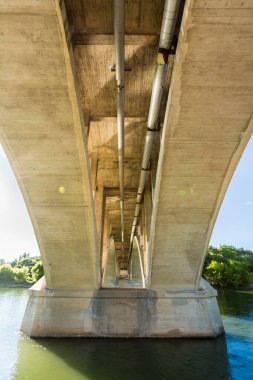 Köprü uzun ve dar, iki taraf arasında çok boşluk var. Aşağıdaki su sakin ve berrak, ve gökyüzü parlak ve güneşli. Köprü huzurlu ve huzurlu bir yere benziyor.