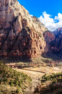 Aralarında vadi olan bir dağ sırası. Vadi çorak ve kayalık. Gökyüzü açık ve mavi