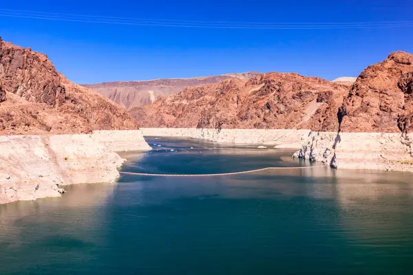 Güzel mavi bir nehir bir kanyon boyunca akar. Su sakin ve berrak, ve gökyüzü parlak bir mavidir. Huzurlu ve huzurlu bir sahne.