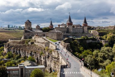 Şatosu ve köprüsü olan bir şehir. Kale eski ve köprü insanlarla dolu.