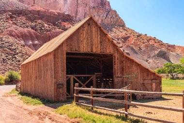 fruita Orta-Güney utah yılında capitol resif Milli Park olarak eski ahır.