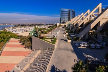 Bir marinası ve bir sürü masa ve sandalyesi olan büyük bir şehir. Sahne çok davetkar ve rahatlatıcı.