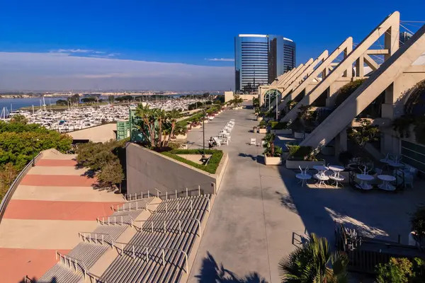 Bir marinası ve bir sürü masa ve sandalyesi olan büyük bir şehir. Sahne çok davetkar ve rahatlatıcı.