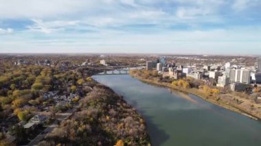 Zamansız miras binalarının Saskatoon 'un kalbindeki modern tasarımlarla nasıl uyumlu olduğunu keşfedin. Güney Saskatchewan Nehri şehir manzarası boyunca ilerleyip benzersiz bir dron-göz deneyimi yaratıyor..