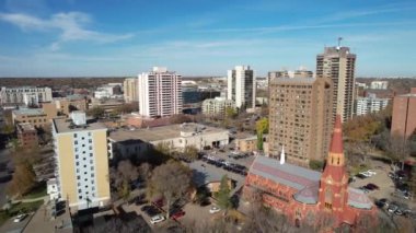 Saskatoonlar 'ın merkezinden nefes kesici bir hava yolculuğu yakalayın. Tarihsel mimarinin sinerjisini, modern gelişmeleri ve yumuşak kıvrımlı Güney Saskatchewan Riverall 'ı insansız hava araçlarının yükseldiği yerden izleyin..