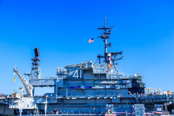 Üzerinde bayrak olan büyük bir gemi. Gemi okyanusta.