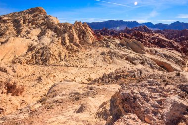 Ateş Vadisi adını dinazorlar çağı boyunca kayan kum tepelerinden oluşan kırmızı kumtaşı oluşumlarından alır. Bölgenin karmaşıklığı ve hataları, ardından geniş çaplı erozyon, mevcut manzarayı oluşturdu.