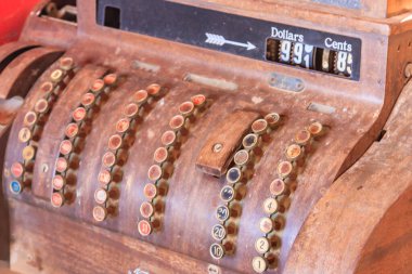 9.8 sentlik eski moda bir yazar kasa. Kasada fiyatı gösteren siyah bir ok var.