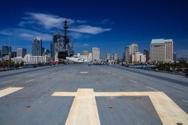 Ortasında bir donanma gemisi olan büyük bir şehir.