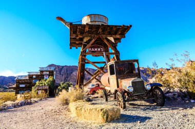 Paslı eski bir kamyonet, üzerinde 