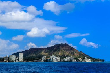 Pasifik Okyanusu üzerinde, Honolulu, Hawaii 'deki Elmas Kafa Volkanı' nın ufuk çizgisi.