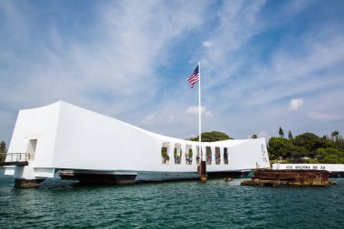 Hawaii Pearl Habor 'da batan USS Arizona anıtı.