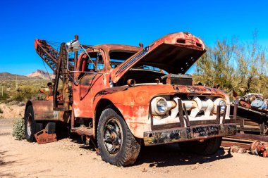 Kaputu kırık eski bir paslı kamyon çölde park halinde. Kamyon pas içinde ve ön camı da kırık. Olay yeri ıssız ve terk edilmiş. Yaşam belirtisi ya da aktivite yok.