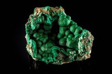 Ortasında delik olan yeşil bir Malchite Mineral kayası. Yeşil bir kristal parçası. Kaya parlak ve eşsiz bir dokusu var.