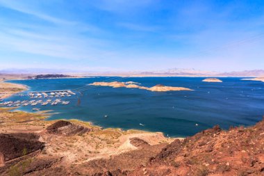 Hoover Barajı, bir zamanlar Boulder Barajı olarak bilinen, ABD 'nin Arizona ve Nevada eyaletleri arasındaki sınırda, Colorado Nehri' nin Kara Kanyonu 'nda yer alan beton kemer yerçekimi barajıdır..