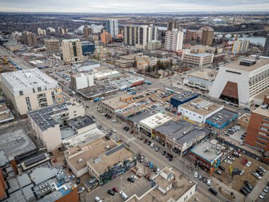 Saskatoon şehir merkezinin çarpıcı hava aracı görüntüsü, şehrin ufuk çizgisini, Güney Saskatchewan Nehri 'ni ve çevreleyen yeşil alanları gösteriyor. Kentsel ve turizm projeleri için mükemmel.