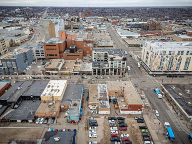 Saskatoon şehir merkezinin çarpıcı hava aracı görüntüsü, şehrin ufuk çizgisini, Güney Saskatchewan Nehri 'ni ve çevreleyen yeşil alanları gösteriyor. Kentsel ve turizm projeleri için mükemmel.