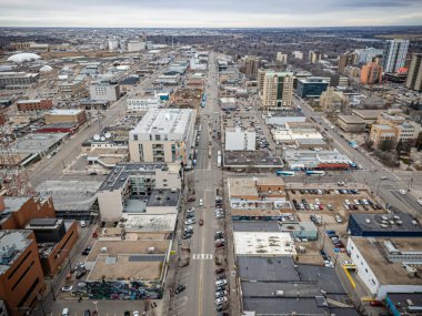 Saskatoon şehir merkezinin çarpıcı hava aracı görüntüsü, şehrin ufuk çizgisini, Güney Saskatchewan Nehri 'ni ve çevreleyen yeşil alanları gösteriyor. Kentsel ve turizm projeleri için mükemmel.