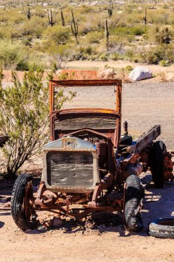 Eski paslı bir kamyon çölde oturuyor. Çöl çorak ve kuru, görünürde bitki yok. Kamyon eski bir çağın kalıntısı ve ıssız bir yerde terk edilmiş gibi görünüyor.