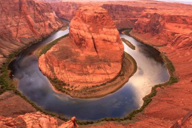 Horseshoe Bend, Colorado Nehri 'nin Page, Arizona ve Glen Canyon Ulusal Dinlenme Alanı yakınlarında yer alan at nalı şekilli bir kıvrımının adıdır..