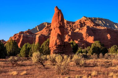 Kodachrome Havzası büyük kumtaşı bacalar, gri ve beyaz günün ruh hali ile kırmızı tonları için değişen bir gözlük olduğunu.