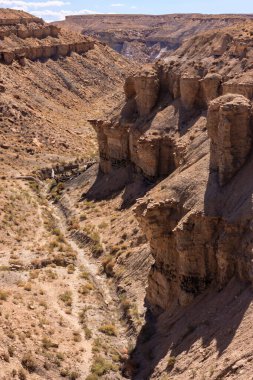 İçinden nehir akan kayalık bir kanyon. Kanyon çorak ve kayalık, görünürde bitki yok. Güneş parlıyor, kayalara gölge düşürüyor. Sahne ıssız ve sessiz.