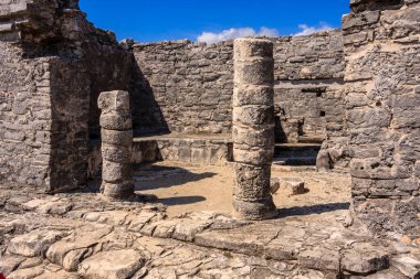 İki sütunu ve küçük odası olan taş bir bina. Bina eski ve terk edilmiş görünüyor. Tarih ve gizem duygusu var. Sütunlar uzun ve heybetli.