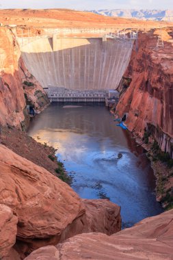 Arka planda baraj olan bir nehir bir kanyonun içinden akar. Su sakin ve berrak. Çevresindeki manzara ise engebeli ve kayalık. Doğanın gücüne hayranlık ve hayret kavramı
