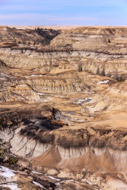 İçinden bir nehir akan ıssız bir arazi. Nehir dağlarla çevrili ve gökyüzü açık.