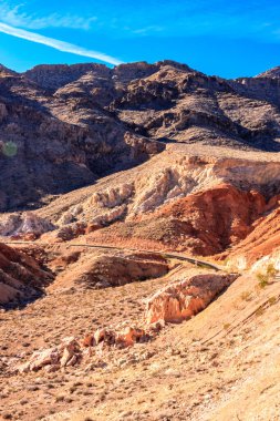 Ateş Vadisi adını dinazorlar çağı boyunca kayan kum tepelerinden oluşan kırmızı kumtaşı oluşumlarından alır. Bölgenin karmaşıklığı ve hataları, ardından geniş çaplı erozyon, mevcut manzarayı oluşturdu.