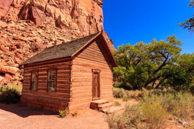 bir tek odalı bina sakinleri tarafından da capitol resif Milli Parkı içinde yer alan bir kültür merkezi olarak hizmet, 1896 yılında inşa fruita okuludur