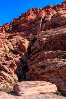 Çölde bir uçurumun kenarında büyük bir kaya duruyor. Kaya kayalık bir araziyle çevrilidir ve gökyüzü berrak ve mavidir. Yalnızlık ve yalnızlık kavramı