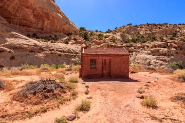 bir tek odalı bina sakinleri tarafından da capitol resif Milli Parkı içinde yer alan bir kültür merkezi olarak hizmet, 1896 yılında inşa fruita okuludur