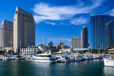 Teknelerle dolu bir marinası olan bir şehir. Su sakin ve gökyüzü berrak.