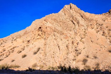 Ateş Vadisi adını dinazorlar çağı boyunca kayan kum tepelerinden oluşan kırmızı kumtaşı oluşumlarından alır. Bölgenin karmaşıklığı ve hataları, ardından geniş çaplı erozyon, mevcut manzarayı oluşturdu.